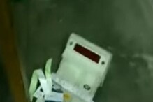 আছাড় মেরে ভেঙে ফেলা হল ইভিএম ! দেখুন সোনারপুর-রাজপুরে বুথের ভিতরেই অশান্তি আছাড় মেরে ভেঙে ফেলা হল ইভিএম ! দেখুন সোনারপুর-রাজপুরে বুথের ভিতরেই অশান্তি
