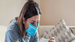 
 ডিমেনশিয়া কোভিড-১৯ এর পার্শ্বপ্রতিক্রিয়া হতে পারে কিনা তা একটা বড় প্রশ্ন। ভাইরাসটি নাক বা মুখ দিয়ে শরীরে প্রবেশ করে এবং সেখান থেকে গলায় যায়, যেখানে রক্ত-মস্তিষ্কের বাধা থাকা সত্ত্বেও এটি ফুসফুস বা অন্যান্য অঙ্গে অনুপ্রবেশ করতে পারে। কিছু ক্ষেত্রে এটি কেন্দ্রীয় স্নায়ুতন্ত্রেও অনুপ্রবেশ করে। 