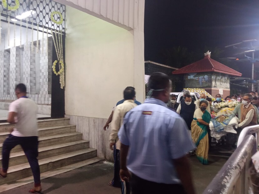 গতকাল থেকেই শোকের ছায়া নেমেছে গোটা সঙ্গীত জগতের আকাশে। প্রয়াত সন্ধ্যা মুখোপাধ্যায়ের আজ শেষকৃত্য । 
