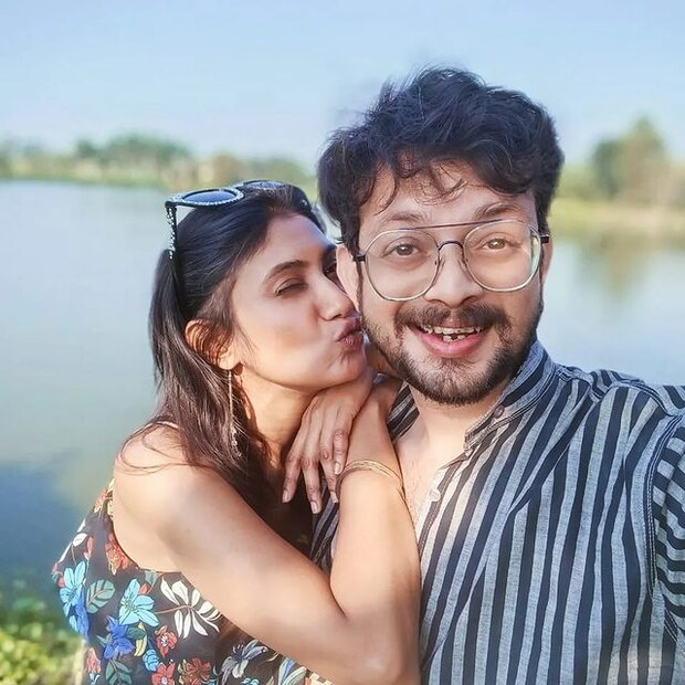 *প্রেমের জোয়ারে ভাসছেন অভিনেতা অরিন্দ্য বন্দ্যোপাধ্যায়। নিজের লেডি লাভের সঙ্গে আদুরে ছবি শেয়ার করেছেন সোশ্যাল মিডিয়ায়। ছবি: ইনস্টাগ্রাম। 