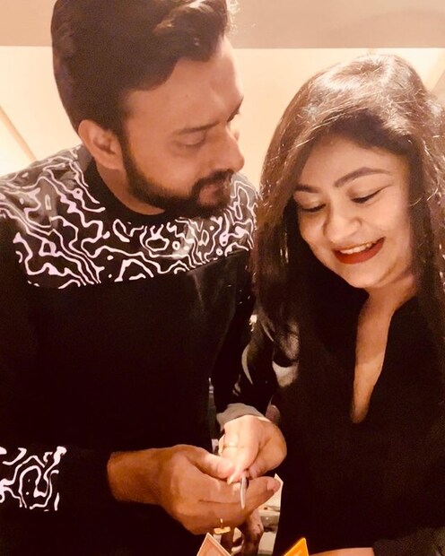 *২০২১ সালে সাত পাকে বাঁধা পড়েছে অভিনেতা ইন্দ্রাশিসষ রায়। আজ প্রেমের দিনে স্ত্রীর সঙ্গে আদুরে ছবি পোস্ট করেছেন সোশ্যাল মিডিয়ায়। ছবিঃ ইনস্টাগ্রাম। 