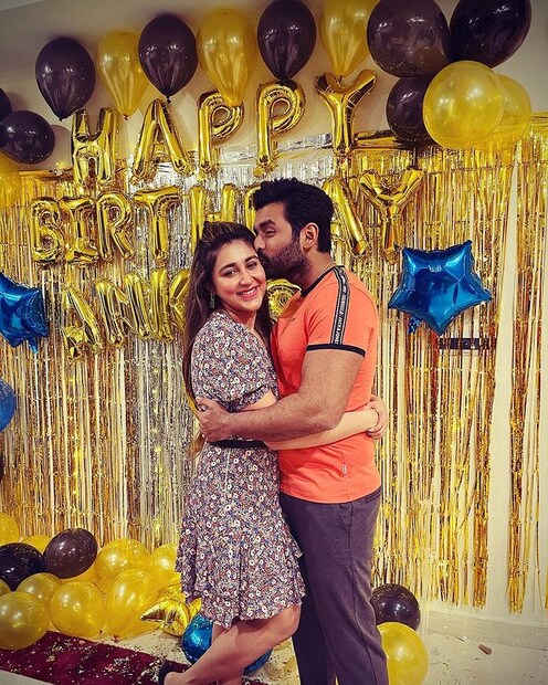 *একে ভ্যালেনটাইনস ডে, তাঁর ওপরে প্রেমিক অঙ্কুশের জন্মদিন। ডবল সেলিব্রেশনের মুডে টলিউডের জনপ্রিয় তারকা জুটি অঙ্কুশ হজরা এবং ঐন্দ্রিলা সেন। রাত ১২টা বাজতেই মনের মানুষকে জন্মদিনের শুভেচ্ছা জানিয়েছেন ঐন্দ্রিলা। ছবিঃ ইনস্টাগ্রাম। 