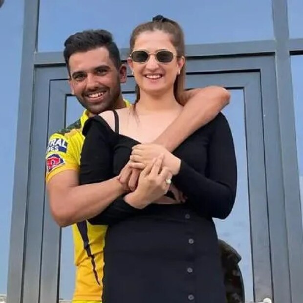 ১৪ কোটি টাকায় দীপক চাহারকে নিলামে দলে নিল চেন্নাই সুপার কিংস। এর আগে এত টাকায় কোনও ক্রিকেটারকে দলে নেয়নি সিএসকে। দীপক চাহার সেদিক থেকে রেকর্ড করে বসলেন।