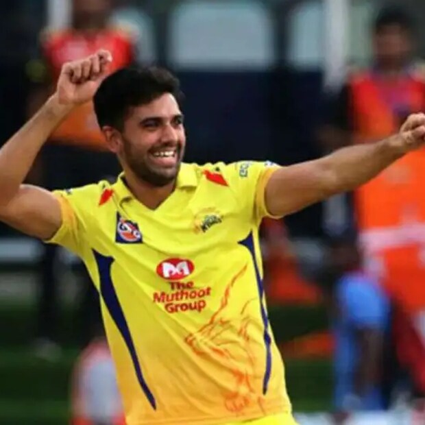 মজার কথা, এদিন প্রথমে দীপক চাহারকে দলে নেওয়ার জন্য ঝাঁপায়নি চেন্নাই কিংস। একেবারে শেষবেলায় দীপককে প্রায় ছো মেরে তুলে নেয় চেন্নাই।
