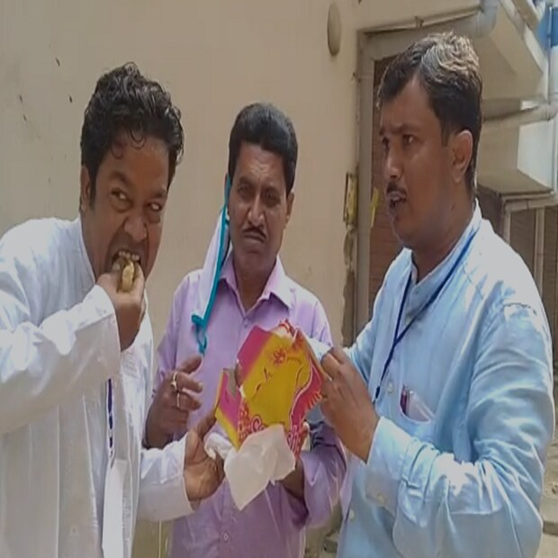 সিপিএমের প্রার্থী নব কুমার চট্টোপাধ্যায় জানান, ভোটের ফলাফল যাই হোক, ভোটের পরের দিন থেকে সবাই মিলে কাঁধে কাঁধ মিলিয়ে একসঙ্গে কাজ করতে হবে মানুষের উন্নয়নের জন্য।