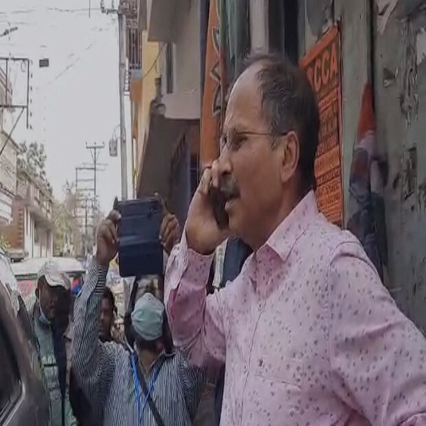 এদিকে, মুর্শিদাবাদেও সাতটি পৌরসভার নির্বাচন অনুষ্ঠিত হচ্ছে। জেলার সাতটি পৌরসভার মধ্যে অন্যতম বহরমপুর পৌরসভা। সকাল থেকে দফায় দফায় উত্তপ্ত হয়ে ওঠে বহরমপুর পৌরসভা এলাকা। বহরমপুর পৌরসভার কান্তনগর এলাকায় কংগ্রেস সাংসদ অধীর চৌধুরীকে ঘেরাও করে বিক্ষোভ দেখান বহরমপুর টাউন তৃণমূল সভাপতি তথা বহরমপুর পৌরসভার ৭নং ওয়ার্ডের তৃণমূল প্রার্থী নাড়ুগোপাল মুখোপাধ্যায়ের নেতৃত্ব শাসক দলের কর্মীরা। অধীর চৌধুরী গাড়ি ঘিরে ঘেরাও করে বিক্ষোভ দেখালেন তৃণমূল কর্মীরা। 