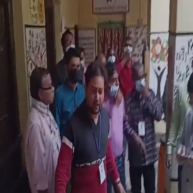 অপরদিকে, আরামবাগ পৌরসভার ১৫ নম্বর ওয়ার্ডের ভোটারদের ভোট দিতে বাধা দেওয়া হচ্ছে বলে অভিযোগ। মহিলাদেরও হুমকি দেওয়া হচ্ছে বলে অভিযোগ। আবার, ১৪ নম্বার ওয়ার্ডের বামফ্রন্টের প্রার্থী গুরুপদ বেড়াকে মারধরের অভিযোগ তৃণমূলের বিরুদ্ধে। বুথে ঢুকতে বাধা দেওয়ায় এলাকায় উত্তেজনা। 