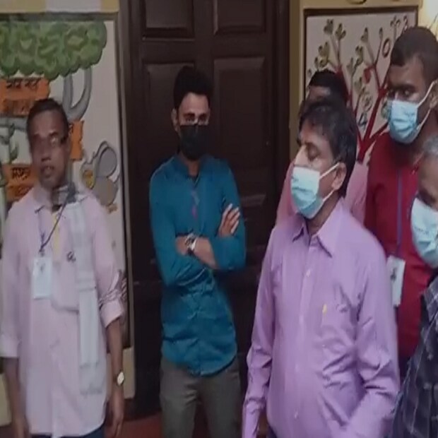 আবার, আরামবাগ পৌরসভারই ১৯ নম্বর ওয়ার্ডে নির্দল প্রার্থীকে বুথে ঢুকতে বাধা ও নির্দল এজেন্টকে বুথ থেকে বের করে দেওয়ার অভিযোগ উঠেছে। ১১ নম্বর ওয়ার্ডের সিপিআইএমের প্রার্থী সুশীল বারুই নিজের এজেন্টকে বাঁচাতে গেলে তাঁকে তৃনমূলের কর্মী-সমর্থকরা বেধড়ক মারধর করে বলে অভিযোগ। গুরুতর আহত অবস্থায় পুলিশ উদ্ধার করে তাঁকে আরামবাগ মহকুমা হাসপাতালে পাঠায়। 