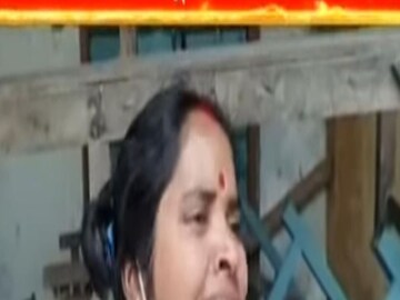 ফুঁপিয়ে কেঁদে ফেললেন প্রার্থী  