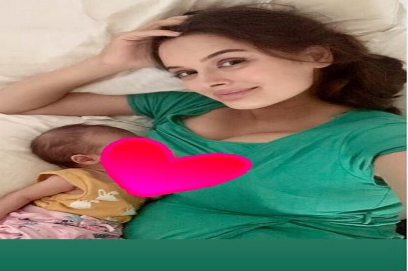 #মেলবোর্ন: বলিউডের (Bollywood) চেনা মুখ এভলিন শর্মা (Evelyn Sharma)৷ সম্প্রতি তিনি মা হয়েছেন৷ ইয়াঁরিয়া (Yarriyan) ছবির হট হিরোইন এখন নতুন মা হওয়ার আনন্দে সোশ্যাল মিডিয়ায় দিনরাতই নিজের সন্তানের সঙ্গে ছবি ফ্যানদের সঙ্গে শেয়ার করতে থাকেন৷ কিন্তু সন্তানের সঙ্গে বেশিরভাগ ছবিই তাঁর হয় সন্তানকে বুকের দুধ খাওয়ানো বা ব্রেস্টফিডিংয়ের (Breastfeeding) ৷ হঠাৎ কেন বলিউডের (Bollywood) অভিনেত্রী এমন করেন তাও নিজেই সোশ্যাল মিডিয়ায় হ্যান্ডেলে জানিয়ে দিলেন বলিউড অভিনেত্রী যা এখন ভাইরাল নিউজ (Viral News)৷ 