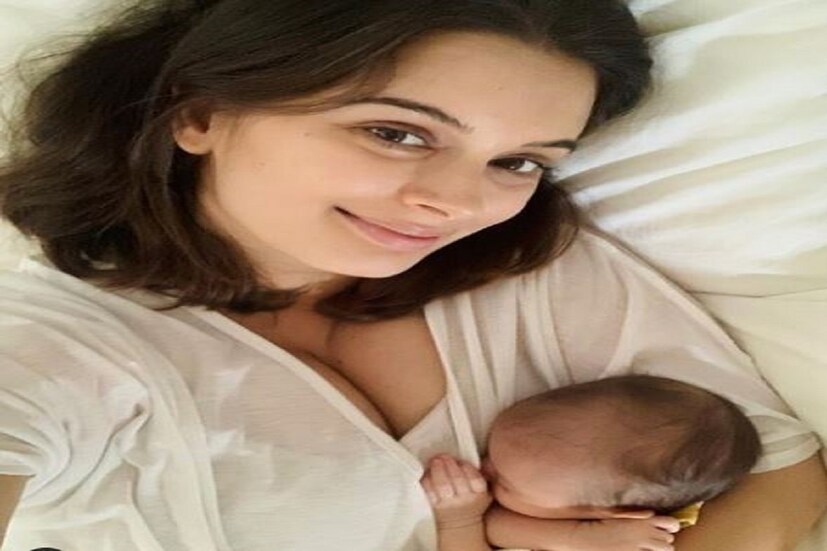 এভলিন শর্মা (Evelyn Sharma) স্বামী তুষাণ ভিন্ডির সঙ্গে নভেম্বর ২০২১ নিজেদের প্রথম সন্তান আভা ভিন্ডিকে স্বাগত জানিয়েছেন৷ এত বেশি ব্রেস্টফিডিং বা স্তন্যপান (Breastfeeding) করানোর ছবি কেন তাঁর ব্যাখ্যা দিয়েছেন বলিউড অভিনেত্রী নিজেই৷ তিনি নিজের হ্যান্ডেলে সোজাসাপ্টা সেই কারণ লিখেছেন৷