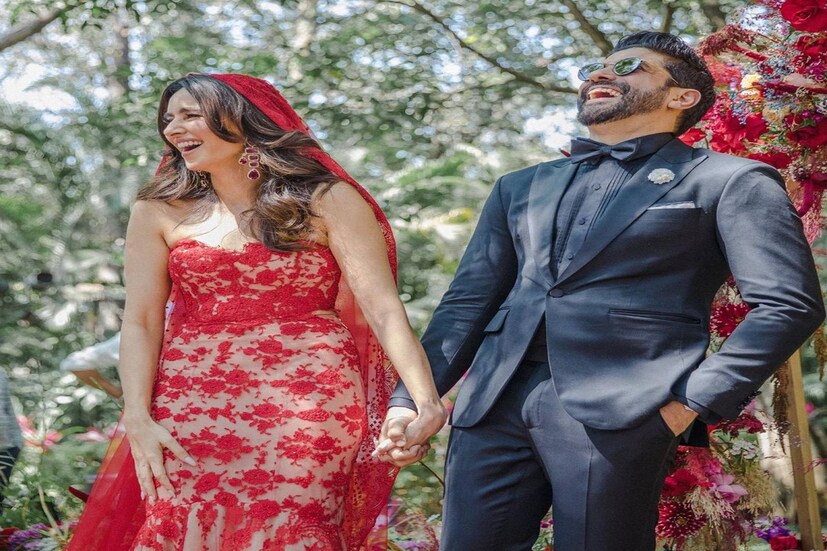 *মুম্বইয়ের খান্ডালায় ফারহান আখতারের পরিবারের ফার্মহাউজে সম্প্রতি বিয়ে করেন ফারহান আখতার (Farhan Akhtar) এবং শিবানী দান্ডেকর ( Shibani Dandekar)। দেখুন রাজকীয় বিয়ের কিছু ছবি...(Image: Instagram)