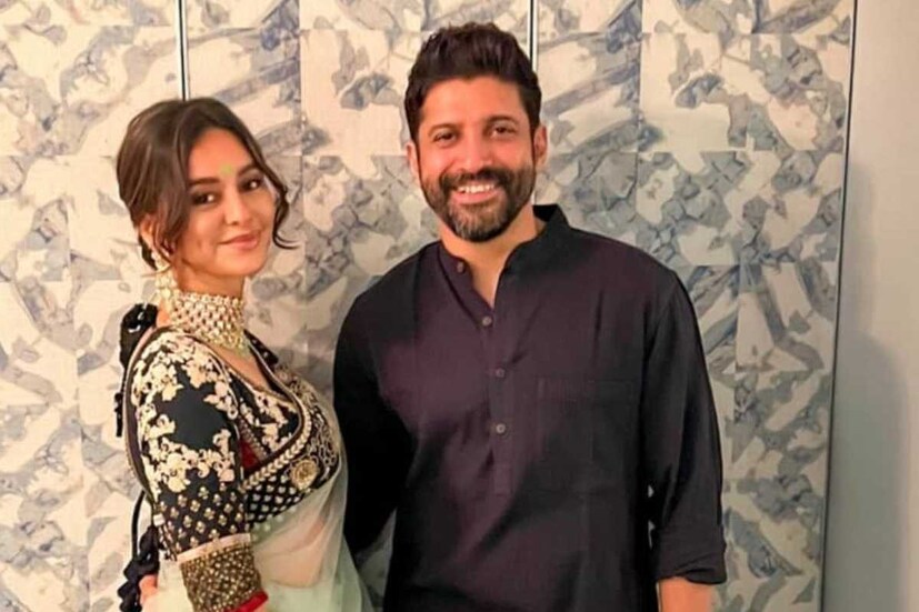 বি-টাউনে ফের গ্র্যান্ড ওয়েডিং এর প্রস্তুতি শুরু। বিয়ের পিঁড়িতে বসছেন ফারহান আখতার ও শিবাণী দন্ডেকর। প্রিওয়েডিং অনুষ্ঠান আজ থেকেই শুরু হয়ে গেল। দেখে নেওয়া যাক কোন কোন বলি তারকা নিমন্ত্রিত। 