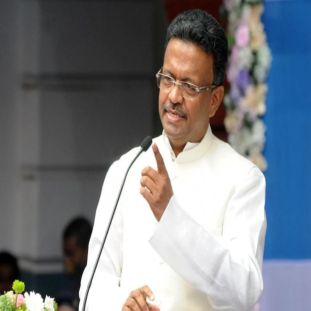পরিবহণ মন্ত্রী ফিরহাদ হাকিম নিজেও ই-অটো মডেল দেখেছেন। নিউটাউন-সল্টলেক-সহ কলকাতার একাধিক জায়গায় বসানো হচ্ছে ইলেকট্রনিক চার্জিং স্টেশন। সেখানেই চার্জ করার সুবিধা থাকবে। আর এই অটো চললে দূষণের মাত্রা শূন্যতে এসে ঠেকবে। তাই ই-অটোতে জোর দিচ্ছে রাজ্য। কলকাতা শহরে দূষণ নিয়ন্ত্রণে প্রশংসা world economic forum এর। 