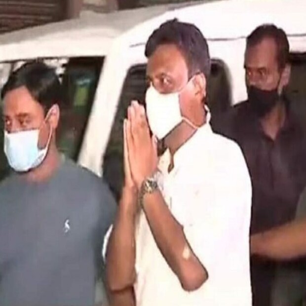 রবিবার সকালে ঘটনাস্থলে পৌঁছন মেয়র ফিরহাদ হাকিম(Firhad Hakim)। কথা বলেন দমকলকর্মীদের সঙ্গে। সঙ্গে ছিলেন পুলিশ সুপার বিনীত গোয়েলও(Vineet Goyal)। উল্লেখ্য, রবিবার বেলা দেড়টা নাগাদ অবশেষে নিয়ন্ত্রণে আসে আগুন। ফাইল ছবি