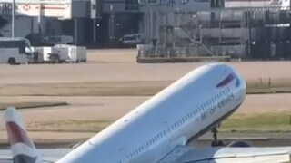 ফাটল সাদা রঙে সহজেই দেখা যায়
আরও একটি কারণ হল, বিমানের সাদা রঙের কারণে যেকোনও ধরনের ফাটল সহজেই দেখা যায়। প্লেনের রং সাদার বদলে অন্য কোনও রঙের হলে ফাটলগুলি চোখে পড়বে না। এমন পরিস্থিতিতে সাদা রঙ বিমানের রক্ষণাবেক্ষণ ও পরিদর্শনে সহায়ক বলেও মনে করা হয়।