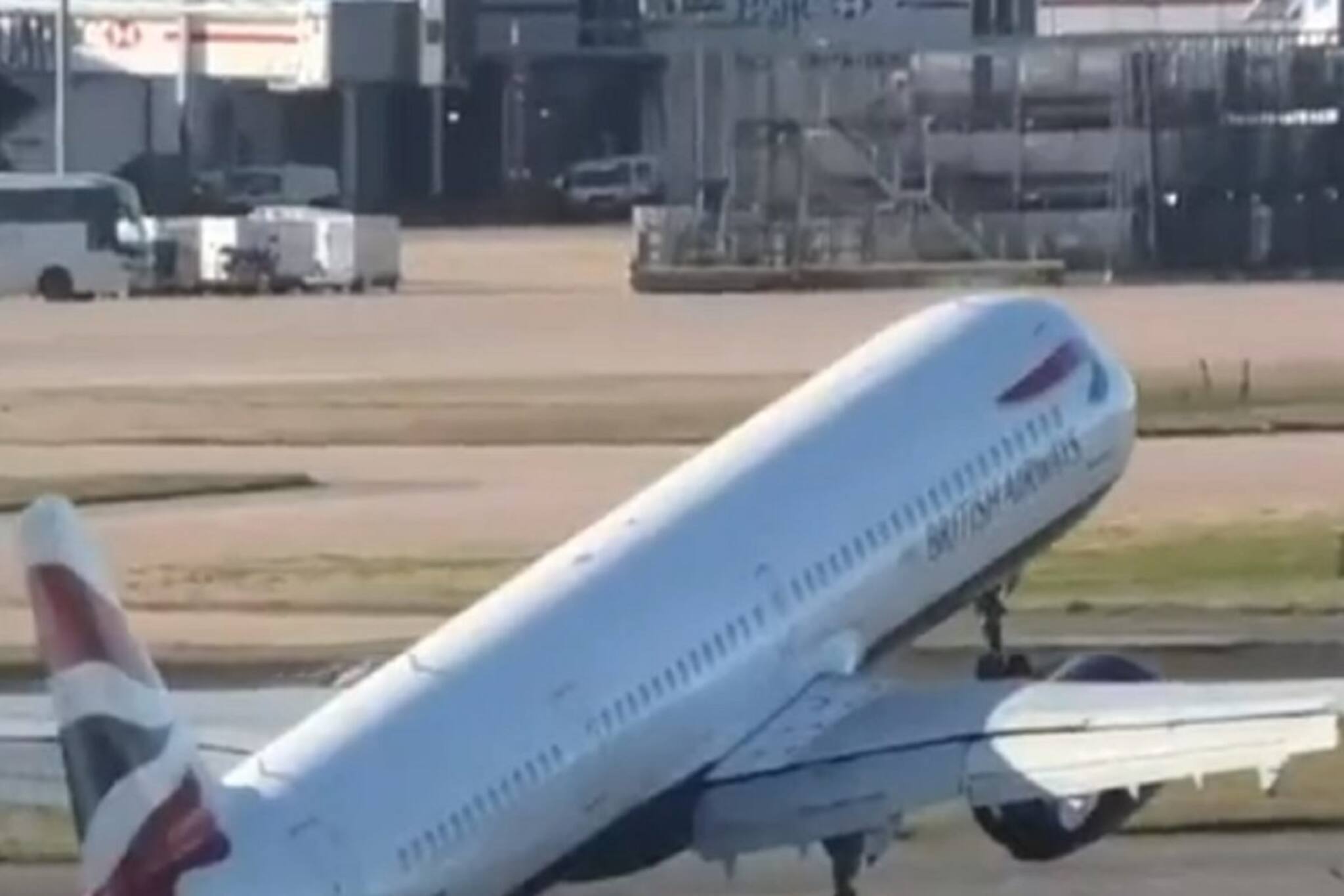 ল্যান্ড করার সময় বিপত্তি ! অল্পের জন্য রক্ষা পেল ব্রিটিশ এয়ারওয়েজের বিমান