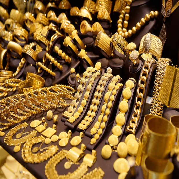 জেনে নিন সোনা ও রুপোর দাম (Gold Silver Price Today)  মাল্টি কমোডিটি এক্সচেঞ্জে এপ্রিল ডেলিভারি সোনার দাম ০.০৮ শতাংশ বেড়ে প্রতি ১০ গ্রামে ৪৭,৯৫৩ টাকা হয়েছে ৷ রুপোর দাম ০.৩৯ শতাংশ বেড়ে প্রতি কিলোগ্রামে ৬০,৯৭১ টাকা হয়েছে ৷ 