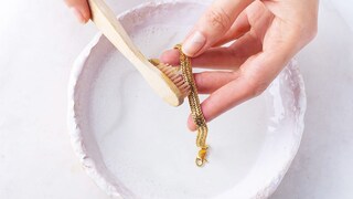 How to clean gold jewellery at home How to clean gold jewellery at home