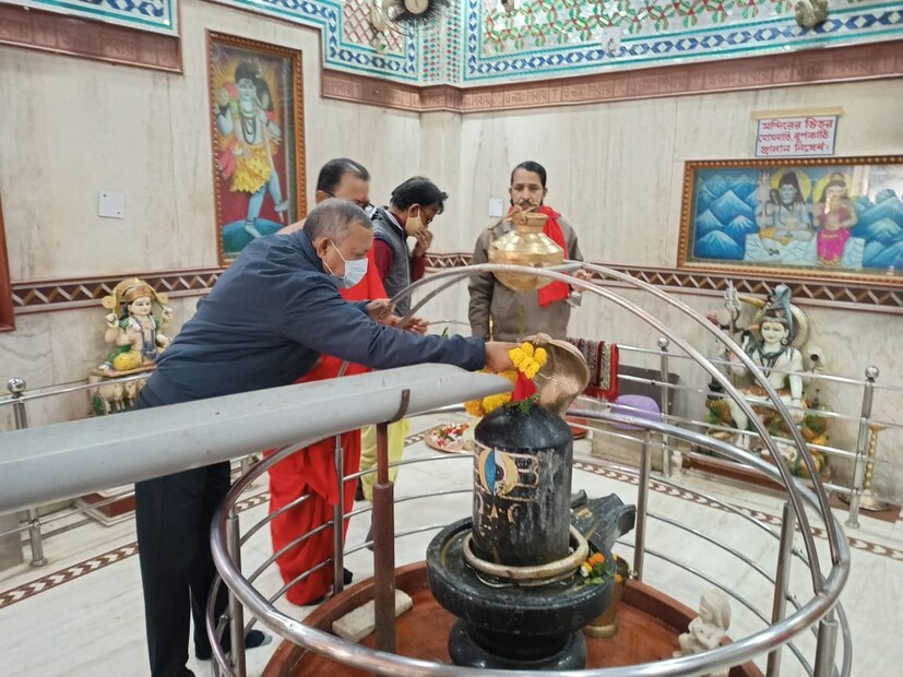 *গৌতম দেব বলেন, 'শিলিগুড়ি পুরনিগম নির্বাচনের মতদান শুরুর প্রাক্কালে মহাবীরস্থান আনন্দময়ী কালীবাড়িতে মায়ের আশীর্বাদ প্রার্থনায় আসলাম। মায়ের চরণে পুষ্পার্ঘ্য নিবেদন করলাম। শিলিগুড়ি বোর্ড তৃণমূল গঠন করতে চলেছে। শুধুমাত্র সময়ের অপেক্ষা।'