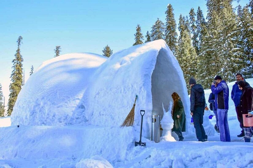 *জম্মু ও কাশ্মীরের গুলমার্গে (Jammu and Kashmir’s Gulmarg) খুলে গেল পৃথিবীর বৃহত্তম ইগলু ক্যাফেটেরিয়া (igloo cafe)। প্রকৃতির নিয়মে কাশ্মীর এখন বরফে ঢাকা। ফলে পর্যটকদের ভিড় বাড়ছে প্রতিদিন। তার মধ্যে নতুন এই ক্যাফের সংযোজন নিঃসন্দেহে যে ভিড় আরও বাড়াবে, তা বলার অপেক্ষা রাখে না। ক্যাফের নাম রাখা হয়েছে 'স্নোগলু' (Snowglu)। সংগৃহীত ছবি। 