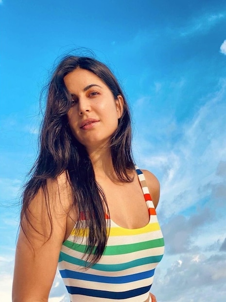 ক্যাটরিনা কাইফ (Katrina Kaif) ক্যাটরিনা কাইফ তাঁর কঠোর ওয়ার্কআউটের জন্য বেশ জনপ্রিয়। তবে তিনি কী খান, তা নিয়েও বেশ কৌতূহল রয়েছে ভক্তদের মধ্যে। একটি সাক্ষাৎকারে অভিনেত্রী বলেছিলেন যে, তিনি একটি ম্যাক্রোবায়োটিক ডায়েট অনুসরণ করেন এবং যতটা সম্ভব কার্বোহাইড্রেট এড়িয়ে চলেন। ক্যাটরিনা প্রাতরাশের জন্য ওটমিল, দুপুরের খাবারের জন্য গ্রিলড ফিশ এবং মাখন দিয়ে রুটি খান। আর রাতের খাবারে অভিনেত্রীর পছন্দ স্যুপ, মাছ এবং গ্রিলড সবজি।
