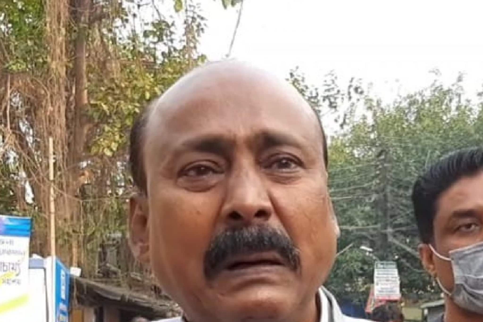 টিকিট পাননি নিজে, স্ত্রীকেও প্রার্থী করেনি দল! কেঁদে ভাসালেন তৃণমূল নেতা