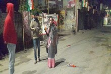 রাস্তায় পড়ে থাকা বিজেপি-র পতাকা সযত্নে তুলে রাখলেন তৃণমূল প্রার্থী রাস্তায় পড়ে থাকা বিজেপি-র পতাকা সযত্নে তুলে রাখলেন তৃণমূল প্রার্থী