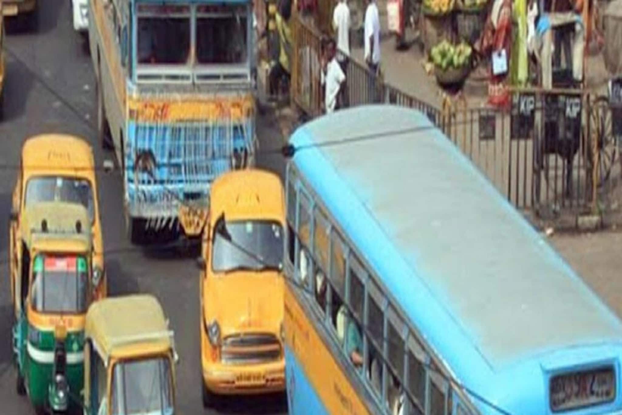 কেলেঙ্কারি কাণ্ড! যাত্রীদের আচমকাই বাস থেকে নামিয়ে দেওয়া হল! তারপর?