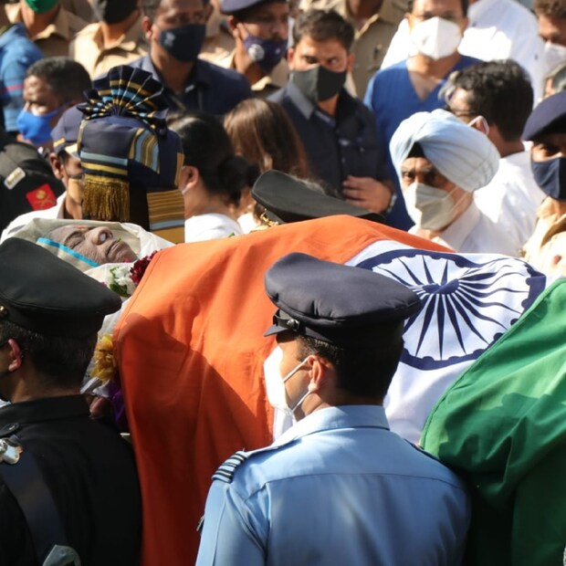 করোনা বিধির মেনেই মুম্বইয়ের শিবাজি পার্কে লতা মঙ্গেশকরের শেষবেলার প্রস্তুতি চলছে। পরিবারের তরফে শিবাজি পার্কে শেষকৃত্যের কথা ঘোষণার পরই তোড়জোর শুরু হয়ে যায়। মঞ্চ বাঁধাও শেষ। আর তো মাত্র কয়েক ঘণ্টা। তার পরই সবার প্রিয় লতাদির পার্থিব শরীর পঞ্চভূতে বিলীন হবে। তবে তাঁর মতো শিল্পী ও তাঁর শিল্পকলা ভক্তদের মনে থেকে যাবে আজীবন।