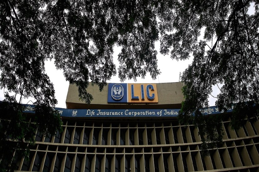 এই বিষয়ের সাথে যুক্ত আধিকারিকদের মতে, LIC কোম্পানির IPO-তে ৩.১৬ কোটি শেয়ার ২৮.৩ কোটি পলিসিধারীদের জন্য সংরক্ষিত থাকবে। কোম্পানির পলিসি হোল্ডার এবং কর্মচারীরাদের জন্য অতিরিক্ত ছাড় দেওয়া হবে। পলিসি হোল্ডাররা ইস্যুর মূল্যে ১০% ছাড় পাবে। এলআইসি কোম্পানির প্রায় ১৩.৫ লক্ষ রেজিস্টার্ড এজেন্ট রয়েছে। এই এজেন্টরা গ্রাহকদের কোম্পানির পলিসি বা বিমায় লগ্নি করানোর চেষ্টা করে।