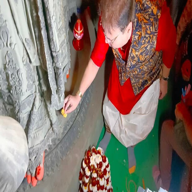 সোনাগাছির যৌনপল্লীর সরস্বতী পুজোর উদ্বোধনে রক্ত দিয়ে পুজো করলেন মদন মিত্র। কারণ পদ্ম দিয়ে পুজো পছন্দ নয় তাঁর। তাই নিজের রক্ত দিয়ে সোনাগাছিতে সরস্বতী পুজো করলেন তিনি।