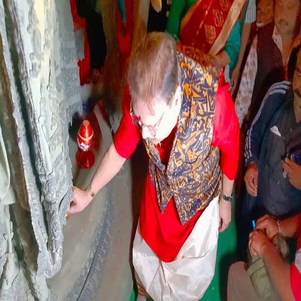 বৃহস্পতিবার সোনাগাছিতে গিয়ে নিজের রক্ত ফুলে লাগিয়ে তা বীণাপাণির পায়ে নিবেদন করেন কামারহাটির তৃণমূল বিধায়ক। সরস্বতীর কাছে মদন মিত্রের প্রার্থনা, &quot;ঘরে ঘরে পৌঁছে যাক বিদ্যা।&quot; 