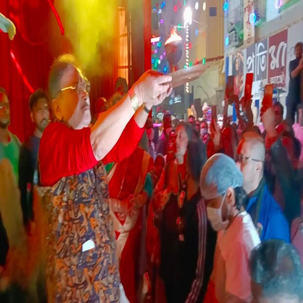 প্রসঙ্গত, 'পদ্ম সম্মান' নিয়ে বিতর্কের জেরে সম্প্রতি পদ্মফুল ছিঁড়ে প্রতিবাদ দেখিয়েছিলেন মদন মিত্র। তাঁর বিরুদ্ধে পুলিশে অভিযোগও করে গেরুয়া শিবির। যদিও সেই বিষয়টিকে বিশেষ গুরুত্ব দিচ্ছেন না বলে গতকালও জানিয়ে দিয়েছেন 'দাদা'।
