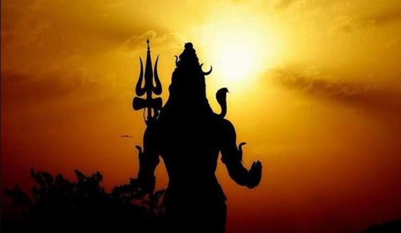 শিবলিঙ্গে (Lord Shiva) অনেকে চন্দনের প্রলেপও লাগিয়ে দেন। তবে শিব পুরাণ মতে, মহাদেব বেশি খুশি হন যদি তাঁকে ভস্ম মাখানো হয়। Photo-File 