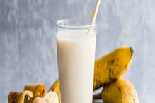 Banana with Milk: একসঙ্গে দুধ-কলা খেয়ে শরীরে কোনও রোগ পুষছেন না তো? সর্বনাশের আগে জানুন Banana with Milk: একসঙ্গে দুধ-কলা খেয়ে শরীরে কোনও রোগ পুষছেন না তো? সর্বনাশের আগে জানুন