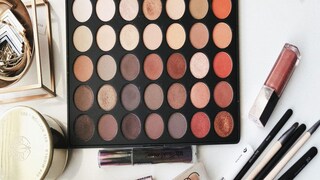 শ্যাডোর ক্ষেত্রেও একই কথা প্রযোজ্য৷ চেষ্টা করুন তুলনায় ন্যুড শেডের শ্যাডো লাগানোর৷ তা ওয়াটার প্রুফ হওয়াই কাম্য৷