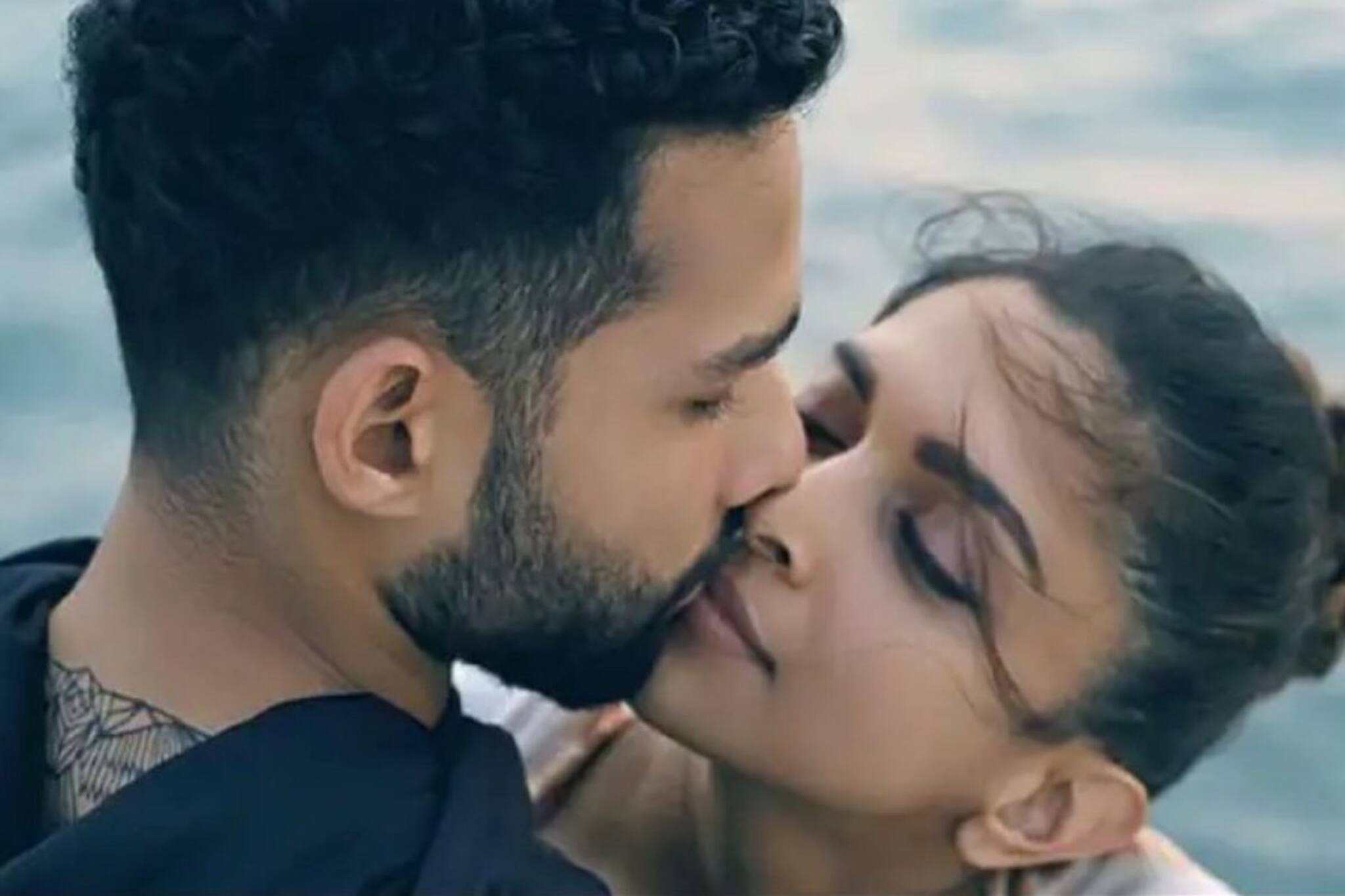 পাগল করা যৌনতা-চুমু সিদ্ধান্ত-দীপিকার ! 'গেহরাইয়াঁ'- দেখে কী বললেন রণবীর সিং