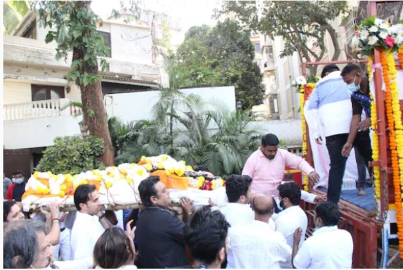 ফুল, মালা, বাপ্পি লাহিড়ির ছবি দিয়ে সাজানো একটি ট্রাকে ডিস্কো কিং-এর শেষ যাত্রা