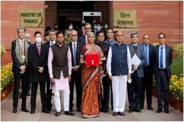 বাদামি সুতোর কাজের 'হ্যান্ডলুম', এবারও বাজেটে নজর কাড়ল নির্মলা সীতারমণের শাড়ি!