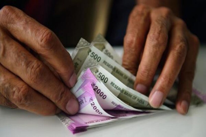 পেনশনের স্তরে বদলের (7th Pay Commission) ফলে ১,৭৮৫ কোটি টাকা অতিরিক্ত পরিমাণে রাজস্বে চাপ পড়বে ৷ যার মধ্যে সরকার অন্তবর্তীকালীন ১,৪৫০.৪৪ কোটি টাকা আগেই দিয়েছে ৷ প্রতীকী ছবি ৷