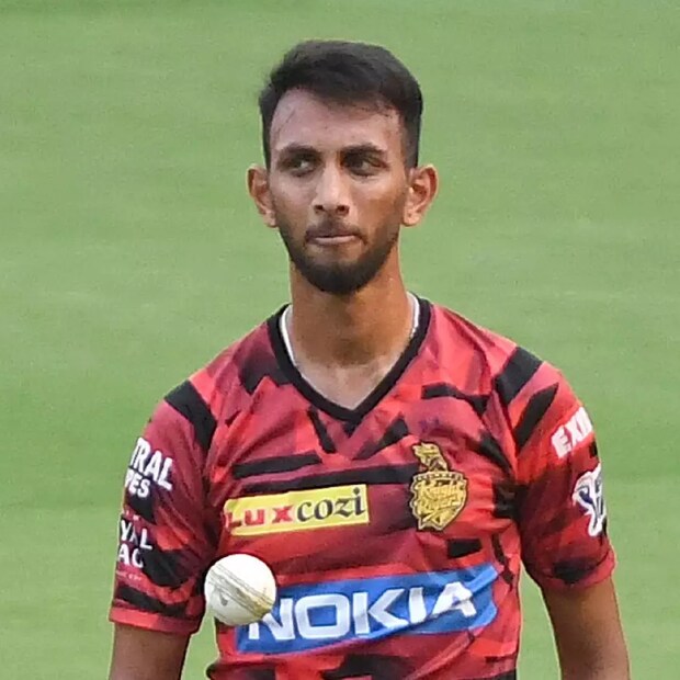 এমনিতেই স্পিনে এলার্জি ক্যারিবিয়ানদের। আহমেদাবাদের উইকেট আবার স্পিন সহায়ক। এই উইকেটের ফায়দা তুলছেন প্রসিদ্ধ কৃষ্ণা। এখনও পর্যন্ত তিন উইকেট তুলে নিয়েছেন তিনি।