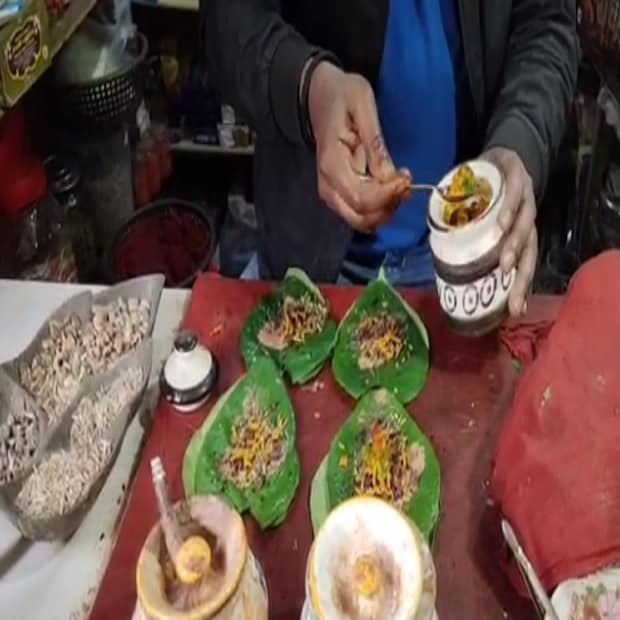 রাজারাণী পানের বিশেষত্ব নিয়ে মুখ খুলেছেন বিক্রেতা। তিনি জানিয়েছেন, রাজারাণী পান কিনতে হলে আগের দিন দিতে হবে অর্ডার। বিশেষ স্বাদের এই পান তৈরি হয় বিশেষ পদ্ধতিতে। তাতে ব্যবহার করা হয় বেশ কিছু মশলা। পান তৈরির জন্য ব্যবহার করা হয় বিশেষ পাতা। সমস্ত রকম উপকরণ নিয়ে আসা বাইরে থেকে। যে উপকরণগুলির মূল্য অনেক বেশি। রাজারানী পান তৈরির জন্য বিক্রেতা সাত দিনের একটি বিশেষ প্রশিক্ষণ নিয়ে এসেছেন বলে দাবি করেছেন। মূলত বিয়ের মতো অনুষ্ঠানের জন্য উপহার হিসেবে রাজারাণী পান সেরা হিসেবে মনে করেন তিনি। একদিন আগে দেওয়া অর্ডারের ভিত্তিতে তৈরি করা হয় এই পান। রাজস্থান থেকে নিয়ে আসা বিশেষ গিফট বক্স। এর মধ্যে দেওয়া হয় রাজারাণী পান। বিভিন্ন দামি মশলা এবং উপকরণ ব্যবহার করার জন্য এই পানের দাম ১৫০০ টাকা রেখেছেন বিক্রেতা। তবে এই টাকায় আপনি একই স্বাদের দুটি পান পেয়ে যাবেন একসঙ্গে।