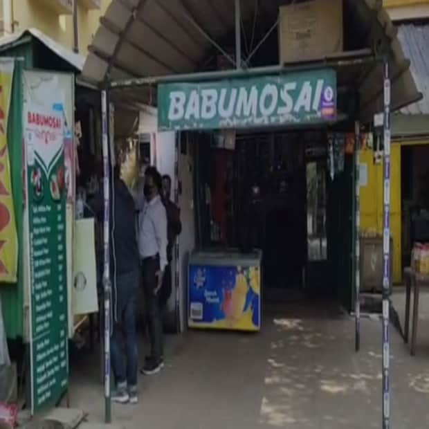 প্রশান্ত ঘোষ এই পেশার সঙ্গে ১১ বছর ধরে যুক্ত রয়েছেন। তবে রাজারাণী পান তৈরির চেষ্টা তিনি বহু দিন ধরেই করছিলেন। কিন্তু প্রশিক্ষণ ছাড়া তা সম্ভব হয়নি। তবে সাত দিনের প্রশিক্ষণ নেওয়ার পরে রাজারাণী পান বিক্রি করতে শুরু করেছেন তিনি। বিক্রেতা আরও জানিয়েছেন, রাজারাণী পানের মধ্যে এমন কিছু উপকরণ থাকে, যা শরীরের জন্য ভীষণভাবে উপকারী। বিয়ের অনুষ্ঠানে নবদম্পতির জন্য এই রাজারাণী পান নতুন স্বাদের এক বিশেষ উপহার।