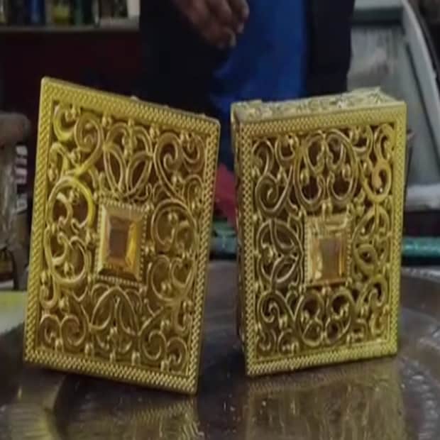 তবে শুধু রাজারাণী পান নয়, এই দোকানে আপনি আরও নানা স্বাদের পান পাবেন। যার মধ্যে এই দোকানের দিলখুশা পান এবং স্পেশাল মিষ্টি পান খুবই বিখ্যাত। কুড়ি টাকা থেকে একশো টাকা, দুশো টাকার মধ্যেই বেশিরভাগ পানের দাম রাখা হয়েছে। তবে রাজারাণী পানের ক্ষেত্রে দামটা একটু বেশি। তাছাড়া ওই দোকানে রয়েছে মুলাঠি পান। যা ঠান্ডা লাগার ক্ষেত্রে খুবই উপকারী বলে দাবি করেছেন বিক্রেতা। কারণ মুলাঠি পানে ব্যবহার করা হয় যষ্টিমধু, যা গলা খুসখুসের সমস্যার ক্ষেত্রে যথেষ্ট আরামদায়ক। স্থানীয় এলাকার পড়ুয়াদের মধ্যে এই মুলাঠি পানের ব্যাপক চাহিদা রয়েছে। তাছাড়া সুগার রোগীদের কথা মাথায় রেখে এই দোকানে রয়েছে মিষ্টি ছাড়া মিষ্টি পান। তা ছাড়াও আপনি পাবেন জর্দা ছাড়া জর্দা পানের স্বাদও।