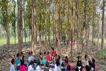 জঙ্গলের মধ্যে 'পাড়ায় শিক্ষালয়', ক্ষুব্ধ অভিভাবকরা এবার যে দাবি তুললেন...