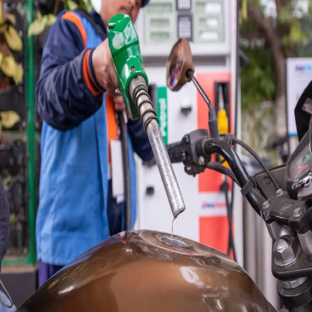 দেশের তিনটি অয়েল মার্কেটিং সংস্থা HPCL, BPCL ও IOC প্রতিদিন সকাল ৬টায় পেট্রোল ও ডিজেলের দাম জারি করে থাকে ৷ নতুন দাম ওয়েবসাইটের পাশাপাশি মোবাইল ফোনে এসএমএস-এর মাধ্যমেও চেক করতে পারবেন ৷