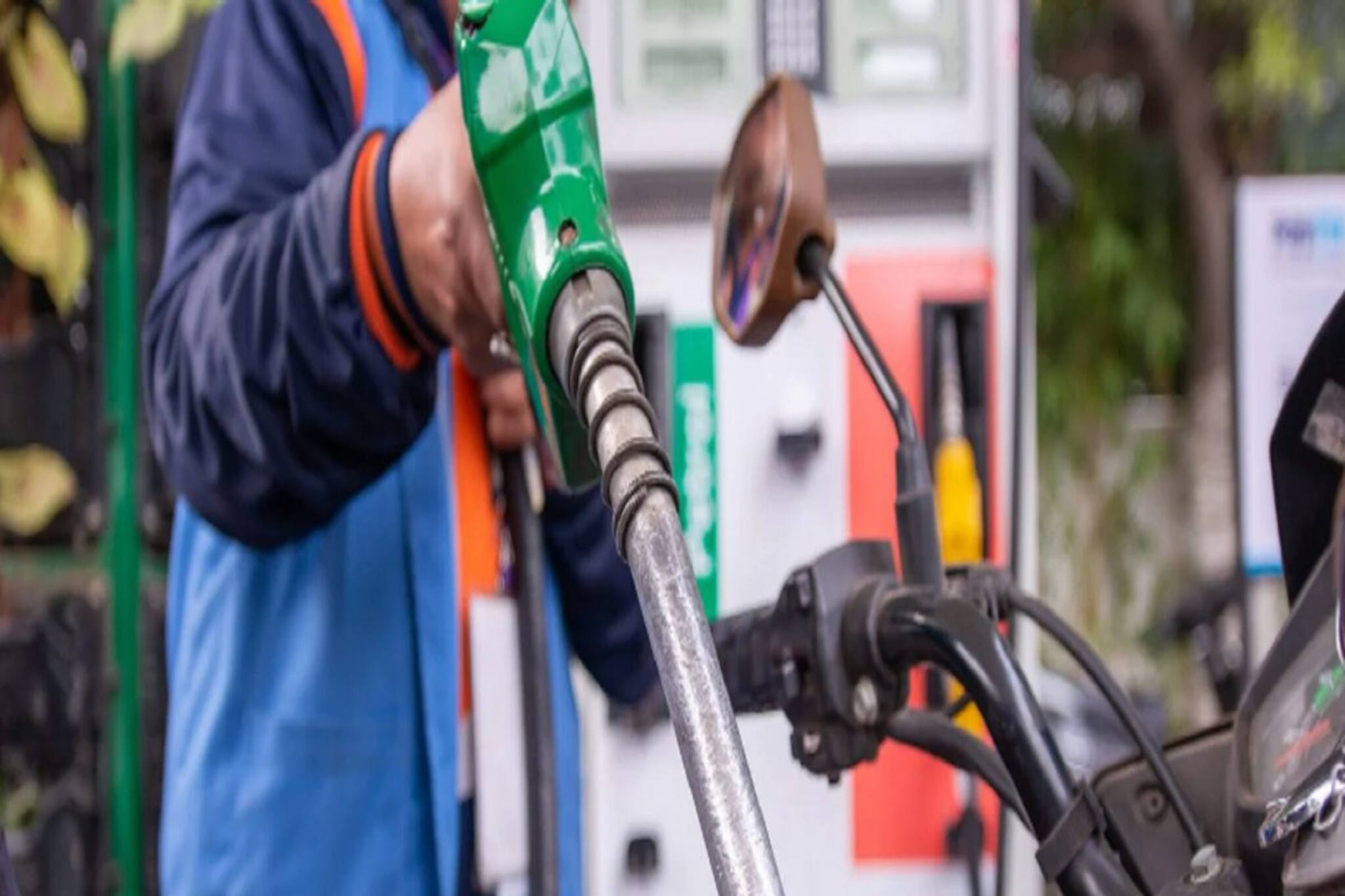 আজ বেশ কিছু শহরে বদলাল পেট্রোল ও ডিজেলের দাম....