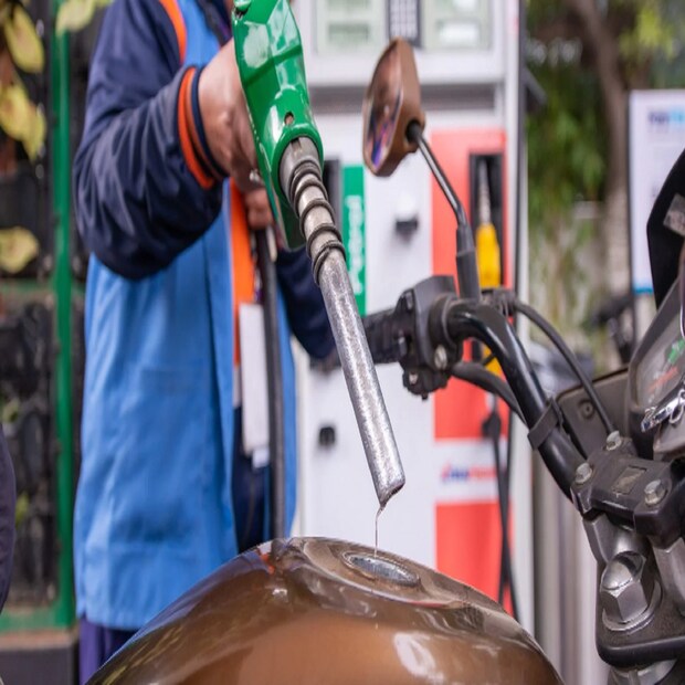 দেশের তিনটি অয়েল মার্কেটিং সংস্থা HPCL, BPCL ও IOC প্রতিদিন সকাল ৬টায় পেট্রোল ও ডিজেলের দাম জারি করে থাকে ৷ নতুন দাম ওয়েবসাইটের পাশাপাশি মোবাইল ফোনে এসএমএস-এর মাধ্যমেও চেক করতে পারবেন ৷