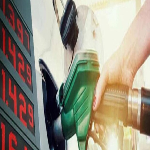দেশের তিনটি অয়েল মার্কেটিং সংস্থা HPCL, BPCL ও IOC প্রতিদিন সকাল ৬টায় পেট্রোল ও ডিজেলের দাম জারি করে থাকে ৷ নতুন দাম ওয়েবসাইটের পাশাপাশি মোবাইল ফোনে এসএমএস-এর মাধ্যমেও চেক করতে পারবেন ৷